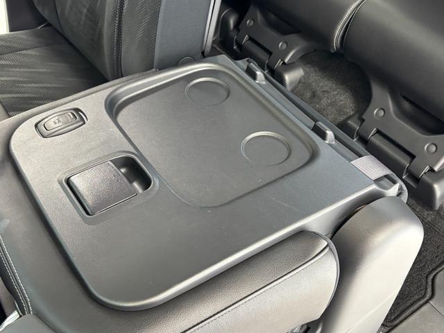 助手席を前側に倒すとテーブルになります