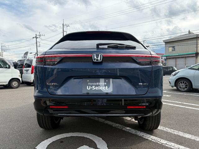 ヴェゼル ｅ：ＨＥＶＺ・ＰＬａＹパッケージ　登録済み未使用車４ＷＤ　禁煙　オートクルーズコントロール　アイドリングストップ　ＬＥＤヘッド　ＵＳＢ　電動テールゲート　衝突被害軽減システム　リヤカメラ　横滑り防止装置　ＥＴＣ　シートヒーター（4枚目）