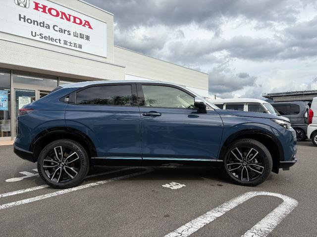 ヴェゼル ｅ：ＨＥＶＺ・ＰＬａＹパッケージ　登録済み未使用車４ＷＤ　禁煙　オートクルーズコントロール　アイドリングストップ　ＬＥＤヘッド　ＵＳＢ　電動テールゲート　衝突被害軽減システム　リヤカメラ　横滑り防止装置　ＥＴＣ　シートヒーター（6枚目）