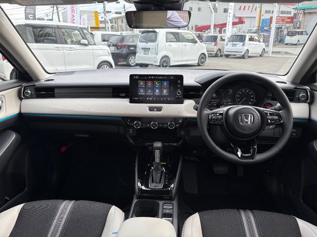 ヴェゼル ｅ：ＨＥＶＺ・ＰＬａＹパッケージ　登録済み未使用車４ＷＤ　禁煙　オートクルーズコントロール　アイドリングストップ　ＬＥＤヘッド　ＵＳＢ　電動テールゲート　衝突被害軽減システム　リヤカメラ　横滑り防止装置　ＥＴＣ　シートヒーター（9枚目）