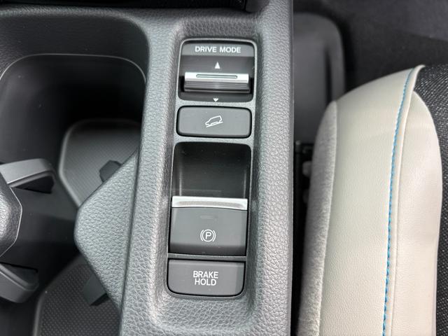 ヴェゼル ｅ：ＨＥＶＺ・ＰＬａＹパッケージ　登録済み未使用車４ＷＤ　禁煙　オートクルーズコントロール　アイドリングストップ　ＬＥＤヘッド　ＵＳＢ　電動テールゲート　衝突被害軽減システム　リヤカメラ　横滑り防止装置　ＥＴＣ　シートヒーター（17枚目）
