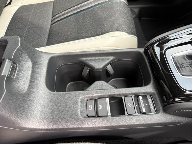 ヴェゼル ｅ：ＨＥＶＺ・ＰＬａＹパッケージ　登録済み未使用車４ＷＤ　禁煙　オートクルーズコントロール　アイドリングストップ　ＬＥＤヘッド　ＵＳＢ　電動テールゲート　衝突被害軽減システム　リヤカメラ　横滑り防止装置　ＥＴＣ　シートヒーター（18枚目）