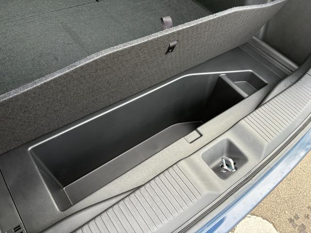 ヴェゼル ｅ：ＨＥＶＺ・ＰＬａＹパッケージ　登録済み未使用車４ＷＤ　禁煙　オートクルーズコントロール　アイドリングストップ　ＬＥＤヘッド　ＵＳＢ　電動テールゲート　衝突被害軽減システム　リヤカメラ　横滑り防止装置　ＥＴＣ　シートヒーター（42枚目）