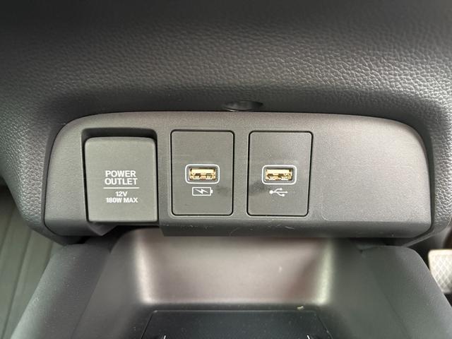 フィット ｅ：ＨＥＶリュクス　４ＷＤ　クルコン　Ｂカメラ　ＡＡＣ　キーレス　サイドエアバック　ＥＴＣ　スマートキー　エアバッグ　ＵＳＢ　シートヒター　横滑り防止機能　ＬＥＤヘッドライ（12枚目）