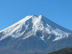 当店がある富士吉田市は富士山麓の町です。観光を兼ねてのご来店も一石二鳥、気分転換にもなりますのでお気軽にお越しくださいませ。雄大な富士と共にお待ちしております。 2