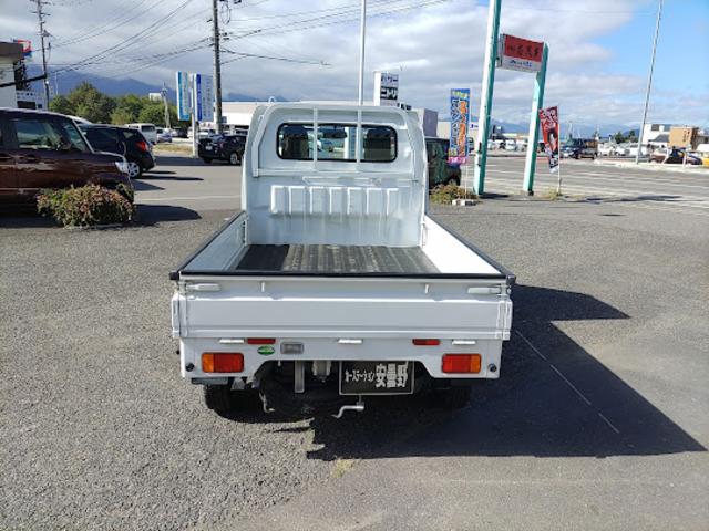 キャリイトラック KCエアコン・パワステ 4WD 5速MT エアコン パワステ 荷台マット ドアバイザー付 AM/FMラジオ 内外装クリーニング済み 走行57,000km台 車検令和8年9月迄(5枚目)