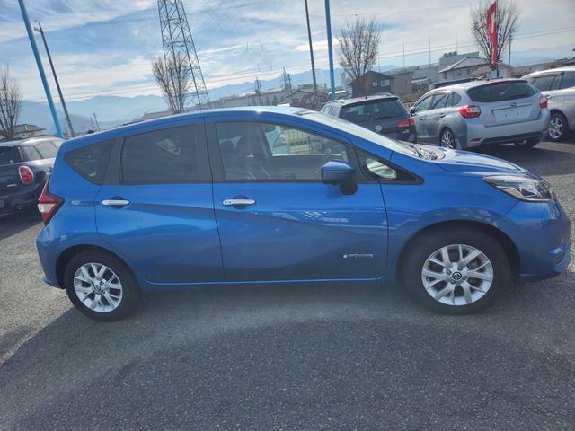 ノート e-パワー X ナビTV バックカメラ スタッドレスタイヤ付き アラウンドビューモニター プッシュスタート インテリジェントキー オートエアコン 横滑り防止 衝突被害軽減システム レーンアシスト 電動格納ドアミラー(7枚目)