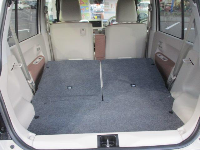 後席倒すと荷室を広々使えます