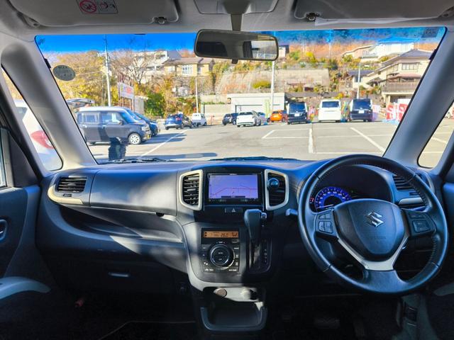 フロントガラスが大きくて前方視認性も良好です。操作系スイッチ類も使いやすく配置されています。