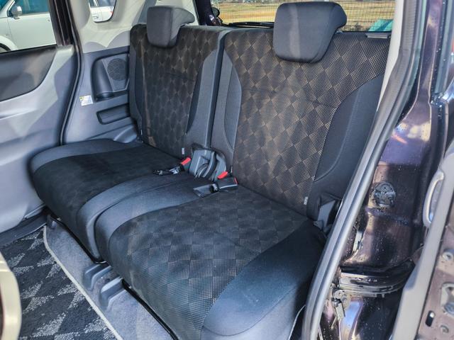 リアシートも足元広々ゆったりと座れますから、長距離ドライイブも楽しめますよ！