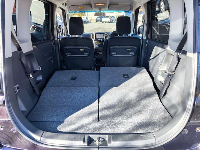 後部座席を倒すとこんなに広いスペースが現れます、急な荷物や大きな荷物にも対応できますね！