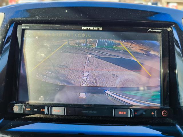 駐車時に後方がリアルタイム映像で確認できます。大型商業施設や立体駐車場での駐車時や、夜間のバック時に大活躍！運転スキルに関わらず、今や必須となった装備のひとつです！