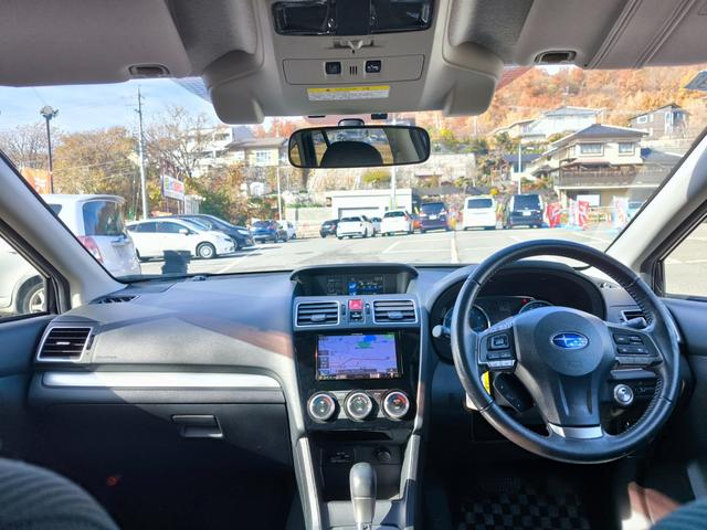 フロントガラスが大きくて前方視認性も良好です。操作系スイッチ類も使いやすく配置されています。