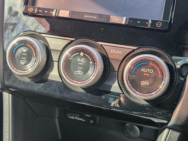一度お好みの温度に設定すれば、車内の温度を検知し風量や温度を自動で調整。暑い…寒い…と何度もスイッチ操作をする必要はありません。快適な車内空間には必須の機能ですね♪