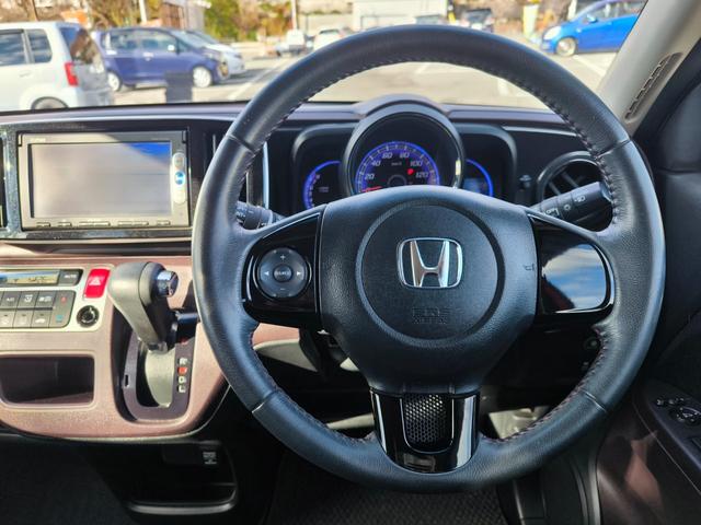 Ｎ－ＯＮＥ プレミアム　ワンオーナー　純正ナビ　テレビ　バックカメラ　インテリキー　純正アルミ　アイドリングストップ　車検整備付き　一年間保証付き　記録簿付き　ツートンカラー（9枚目）