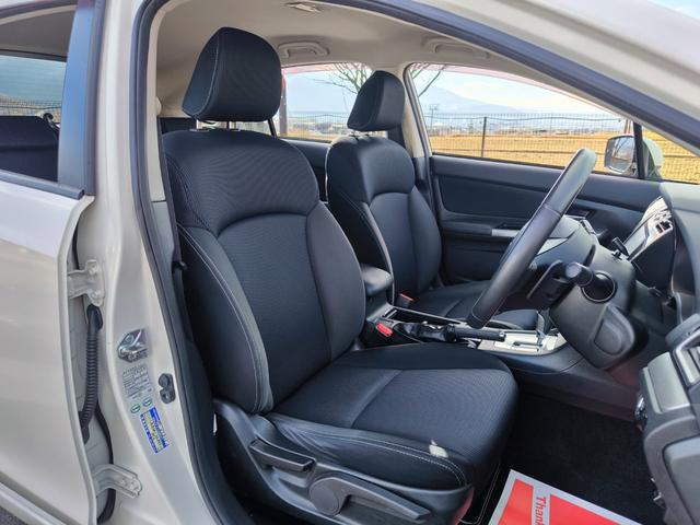 運転席のシートはホールド性に優れ疲れませんよ！