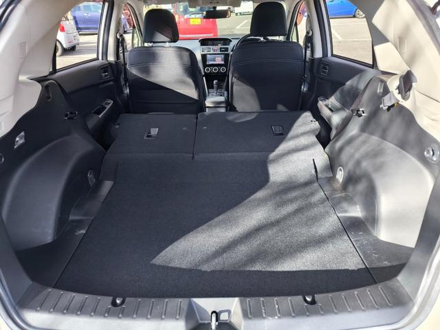 後部座席を倒すとこんなに広いスペースが現れます、急な荷物や大きな荷物にも対応できますね！