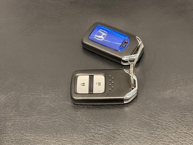 ヴェゼル ハイブリッドＸ　【いまコレ＋】　新品フロアマット　Ｂｌｕｅｔｏｏｔｈ対応　リヤカメラ　ＥＴＣ付き　セキュリティアラーム　ＶＳＡ　アイドリングＳＴＯＰ　ナビＴＶ　スマートキ　ワンセグテレビ　ＵＳＢ接続　サイドエアバッグ（32枚目）