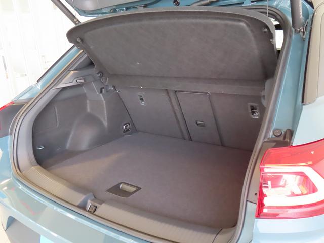 Ｔ－ロック ＴＳＩ　ブラックスタイル　ＡＣＣ　レーンキープアシスト　ＬＥＤマトリックスヘッドライトＩＱＬｉｇｈｔ　オートホールド機能　パワーテールゲート　インテリアアンビエントライト　デジタルメータークラスター　１８インチアルミホイール（9枚目）