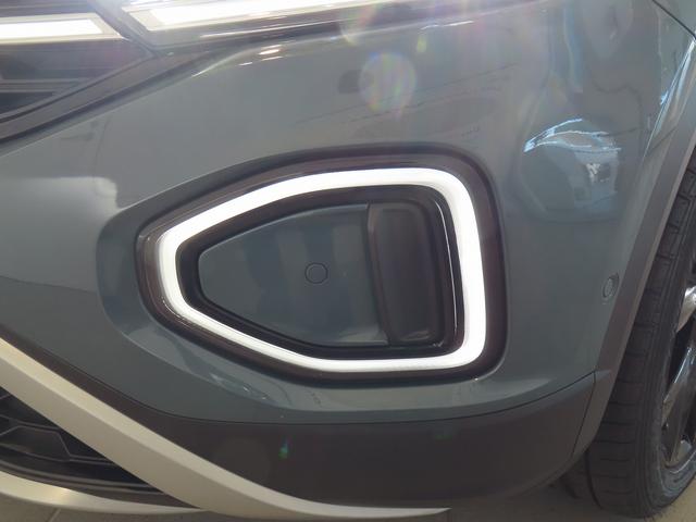 Ｔ－ロック ＴＳＩ　ブラックスタイル　ＡＣＣ　レーンキープアシスト　ＬＥＤマトリックスヘッドライトＩＱＬｉｇｈｔ　オートホールド機能　パワーテールゲート　インテリアアンビエントライト　デジタルメータークラスター　１８インチアルミホイール（20枚目）