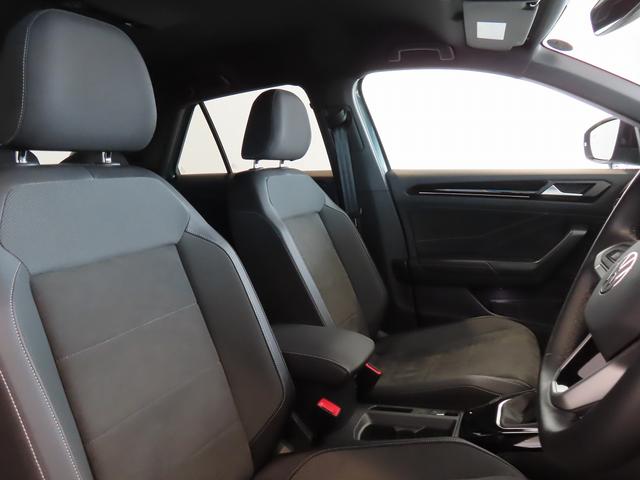 Ｔ－ロック ＴＳＩ　ブラックスタイル　ＡＣＣ　レーンキープアシスト　ＬＥＤマトリックスヘッドライトＩＱＬｉｇｈｔ　オートホールド機能　パワーテールゲート　インテリアアンビエントライト　デジタルメータークラスター　１８インチアルミホイール（23枚目）