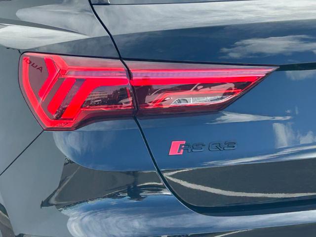 RS Q3 ベースグレード B&O RSスポーツエキゾーストシステム RSダンピングコントロールサスペンション RSデザインパッケージ ブラックスタイリング マトリクスLED ワイヤレスチャージング(8枚目)