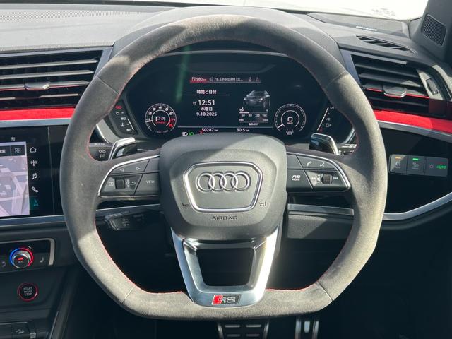 RS Q3 ベースグレード B&O RSスポーツエキゾーストシステム RSダンピングコントロールサスペンション RSデザインパッケージ ブラックスタイリング マトリクスLED ワイヤレスチャージング(14枚目)