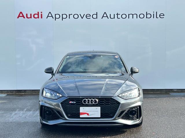 RS5スポーツバック ベースグレード デザインパッケージレッド スポーツエグゾースト カーボンスタイリング カラードブレーキキャリパーレッド スマートフォンワイヤレスチャージング パークアシスト(3枚目)