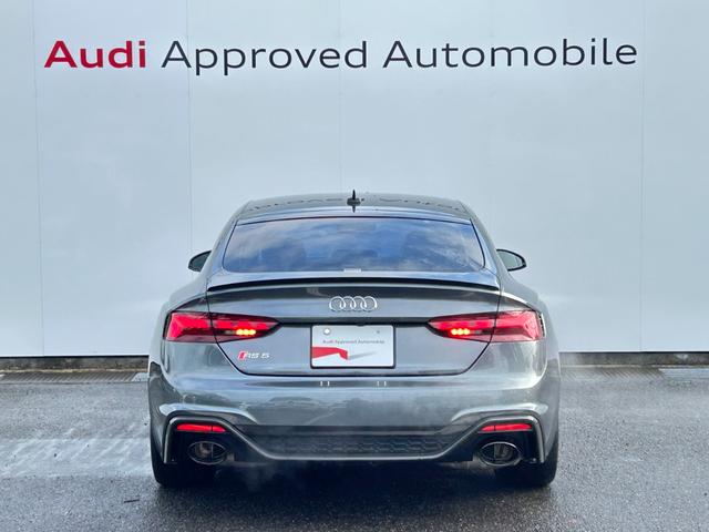 RS5スポーツバック ベースグレード デザインパッケージレッド スポーツエグゾースト カーボンスタイリング カラードブレーキキャリパーレッド スマートフォンワイヤレスチャージング パークアシスト(5枚目)