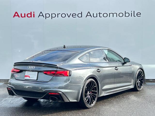 RS5スポーツバック ベースグレード デザインパッケージレッド スポーツエグゾースト カーボンスタイリング カラードブレーキキャリパーレッド スマートフォンワイヤレスチャージング パークアシスト(6枚目)