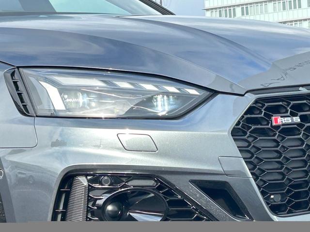 RS5スポーツバック ベースグレード デザインパッケージレッド スポーツエグゾースト カーボンスタイリング カラードブレーキキャリパーレッド スマートフォンワイヤレスチャージング パークアシスト(7枚目)