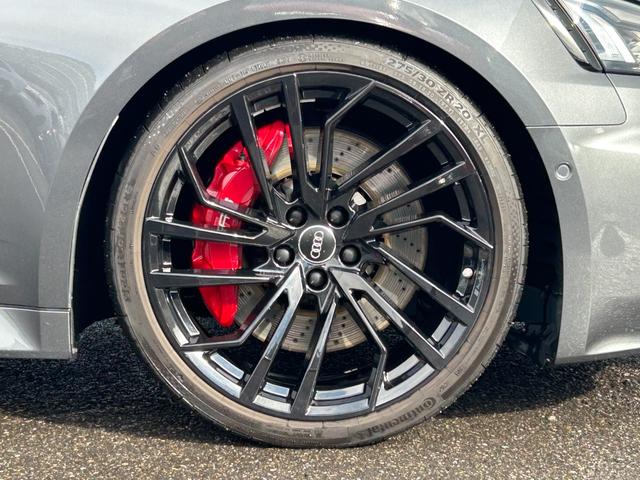 RS5スポーツバック ベースグレード デザインパッケージレッド スポーツエグゾースト カーボンスタイリング カラードブレーキキャリパーレッド スマートフォンワイヤレスチャージング パークアシスト(9枚目)