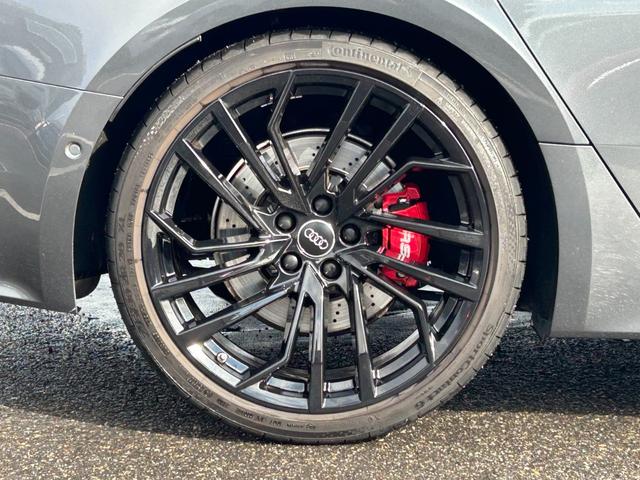 RS5スポーツバック ベースグレード デザインパッケージレッド スポーツエグゾースト カーボンスタイリング カラードブレーキキャリパーレッド スマートフォンワイヤレスチャージング パークアシスト(10枚目)