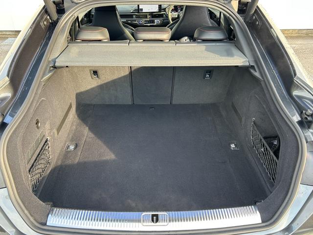 RS5スポーツバック ベースグレード デザインパッケージレッド スポーツエグゾースト カーボンスタイリング カラードブレーキキャリパーレッド スマートフォンワイヤレスチャージング パークアシスト(11枚目)