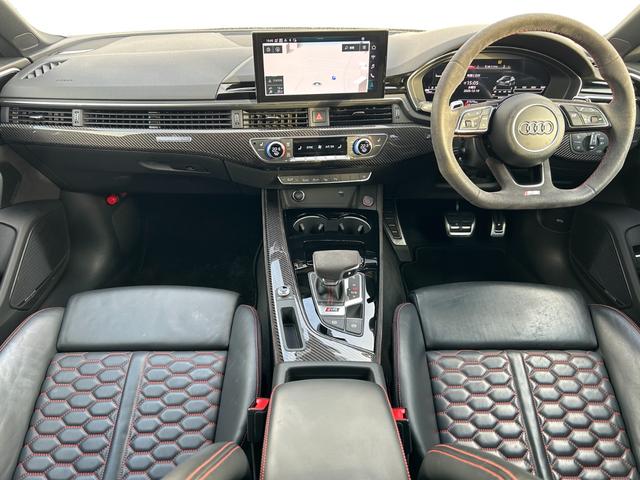 RS5スポーツバック ベースグレード デザインパッケージレッド スポーツエグゾースト カーボンスタイリング カラードブレーキキャリパーレッド スマートフォンワイヤレスチャージング パークアシスト(13枚目)