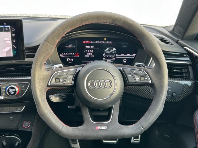 RS5スポーツバック ベースグレード デザインパッケージレッド スポーツエグゾースト カーボンスタイリング カラードブレーキキャリパーレッド スマートフォンワイヤレスチャージング パークアシスト(14枚目)