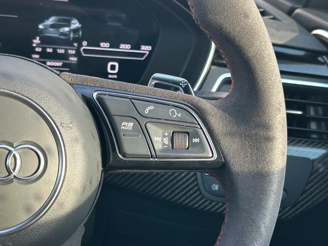 RS5スポーツバック ベースグレード デザインパッケージレッド スポーツエグゾースト カーボンスタイリング カラードブレーキキャリパーレッド スマートフォンワイヤレスチャージング パークアシスト(16枚目)