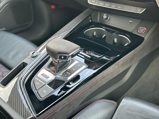 RS5スポーツバック ベースグレード デザインパッケージレッド スポーツエグゾースト カーボンスタイリング カラードブレーキキャリパーレッド スマートフォンワイヤレスチャージング パークアシスト(19枚目)