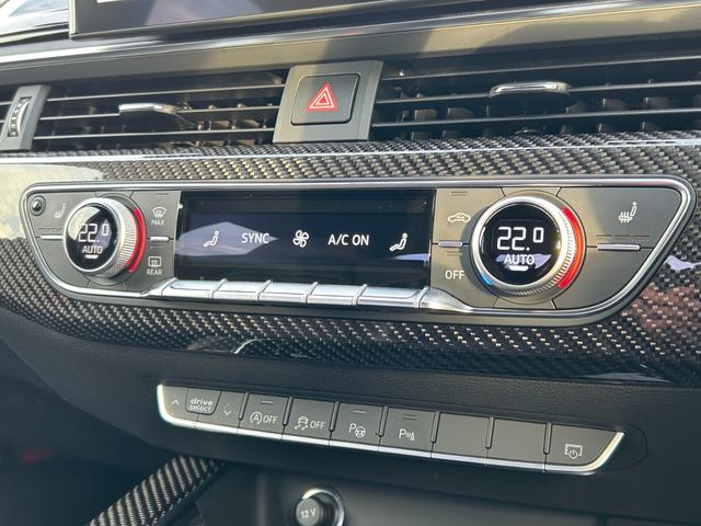 RS5スポーツバック ベースグレード デザインパッケージレッド スポーツエグゾースト カーボンスタイリング カラードブレーキキャリパーレッド スマートフォンワイヤレスチャージング パークアシスト(21枚目)