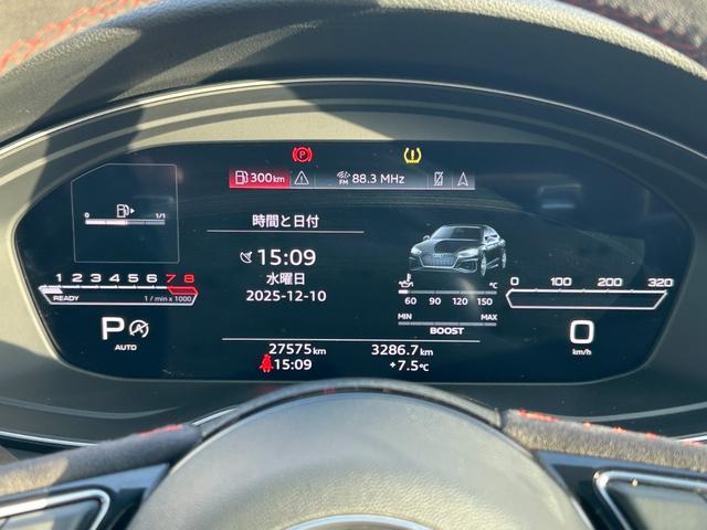 RS5スポーツバック ベースグレード デザインパッケージレッド スポーツエグゾースト カーボンスタイリング カラードブレーキキャリパーレッド スマートフォンワイヤレスチャージング パークアシスト(34枚目)