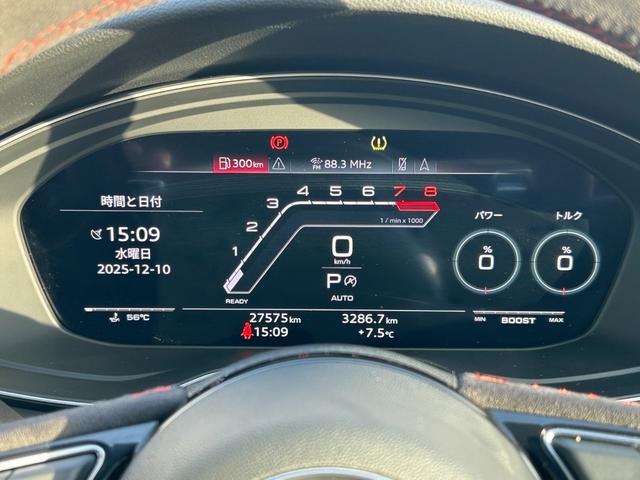 RS5スポーツバック ベースグレード デザインパッケージレッド スポーツエグゾースト カーボンスタイリング カラードブレーキキャリパーレッド スマートフォンワイヤレスチャージング パークアシスト(35枚目)