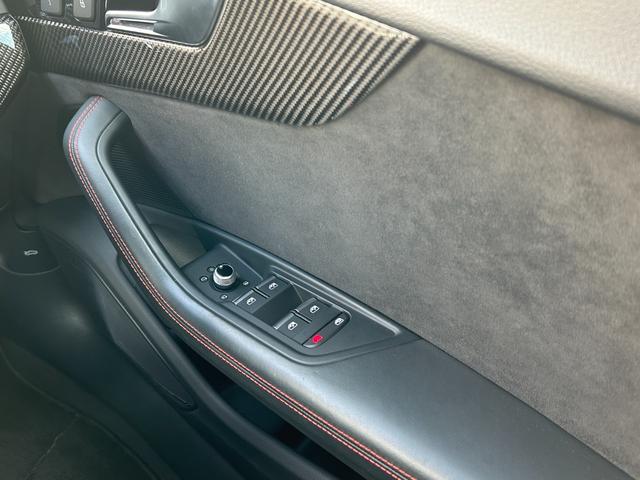 RS5スポーツバック ベースグレード デザインパッケージレッド スポーツエグゾースト カーボンスタイリング カラードブレーキキャリパーレッド スマートフォンワイヤレスチャージング パークアシスト(38枚目)