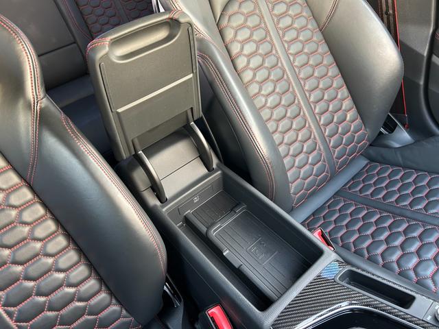 RS5スポーツバック ベースグレード デザインパッケージレッド スポーツエグゾースト カーボンスタイリング カラードブレーキキャリパーレッド スマートフォンワイヤレスチャージング パークアシスト(41枚目)