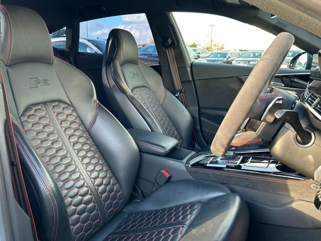 RS5スポーツバック ベースグレード デザインパッケージレッド スポーツエグゾースト カーボンスタイリング カラードブレーキキャリパーレッド スマートフォンワイヤレスチャージング パークアシスト(45枚目)