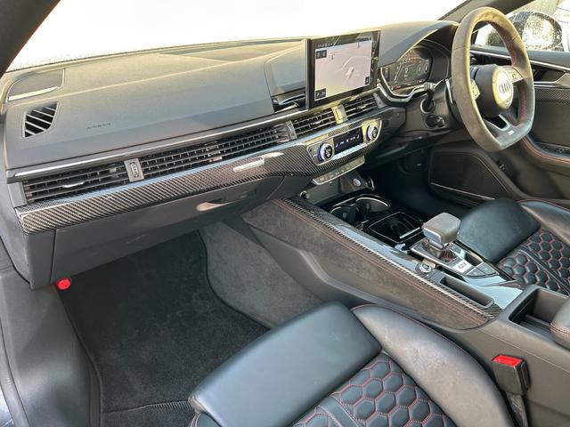 RS5スポーツバック ベースグレード デザインパッケージレッド スポーツエグゾースト カーボンスタイリング カラードブレーキキャリパーレッド スマートフォンワイヤレスチャージング パークアシスト(47枚目)