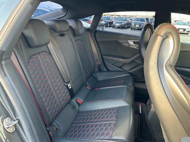 RS5スポーツバック ベースグレード デザインパッケージレッド スポーツエグゾースト カーボンスタイリング カラードブレーキキャリパーレッド スマートフォンワイヤレスチャージング パークアシスト(48枚目)