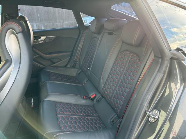 RS5スポーツバック ベースグレード デザインパッケージレッド スポーツエグゾースト カーボンスタイリング カラードブレーキキャリパーレッド スマートフォンワイヤレスチャージング パークアシスト(49枚目)