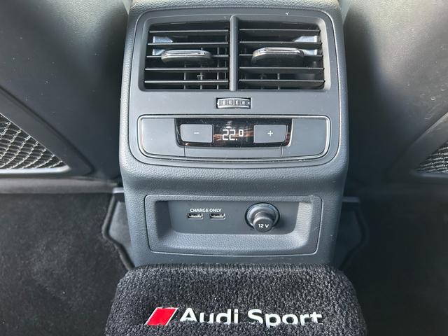 RS5スポーツバック ベースグレード デザインパッケージレッド スポーツエグゾースト カーボンスタイリング カラードブレーキキャリパーレッド スマートフォンワイヤレスチャージング パークアシスト(50枚目)