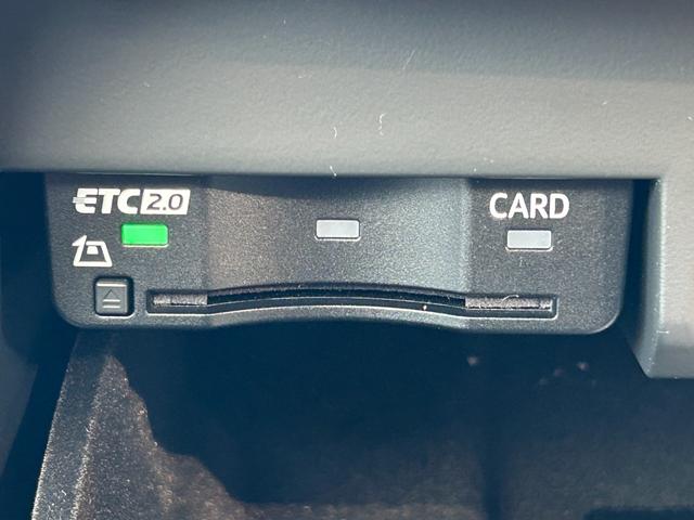 RS5スポーツバック ベースグレード デザインパッケージレッド スポーツエグゾースト カーボンスタイリング カラードブレーキキャリパーレッド スマートフォンワイヤレスチャージング パークアシスト(52枚目)