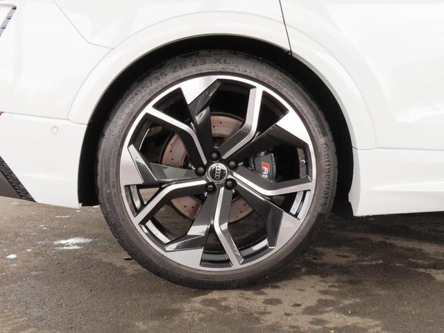 ＲＳ Ｑ８ ベースグレード　カーボン／グロスブラックスタイリングパッケージ　パノラマサンルーフ　ＲＳスポーツエキゾーストシステム　　　　プライバシーガラス　ブラックスタイリングパッケージ（9枚目）